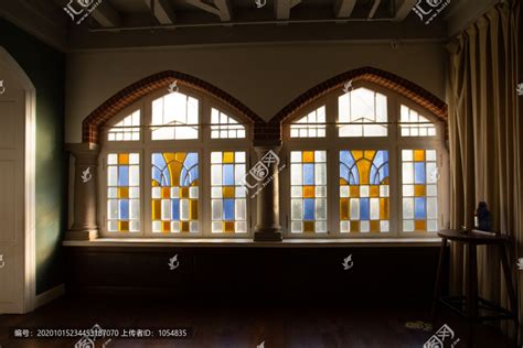 1969 年生肖 拱形窗户